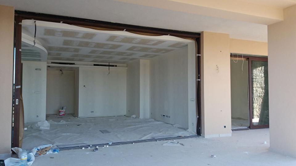 Los marcos de ventanas y puertas de aluminio en Bloque 9 están ya terminados