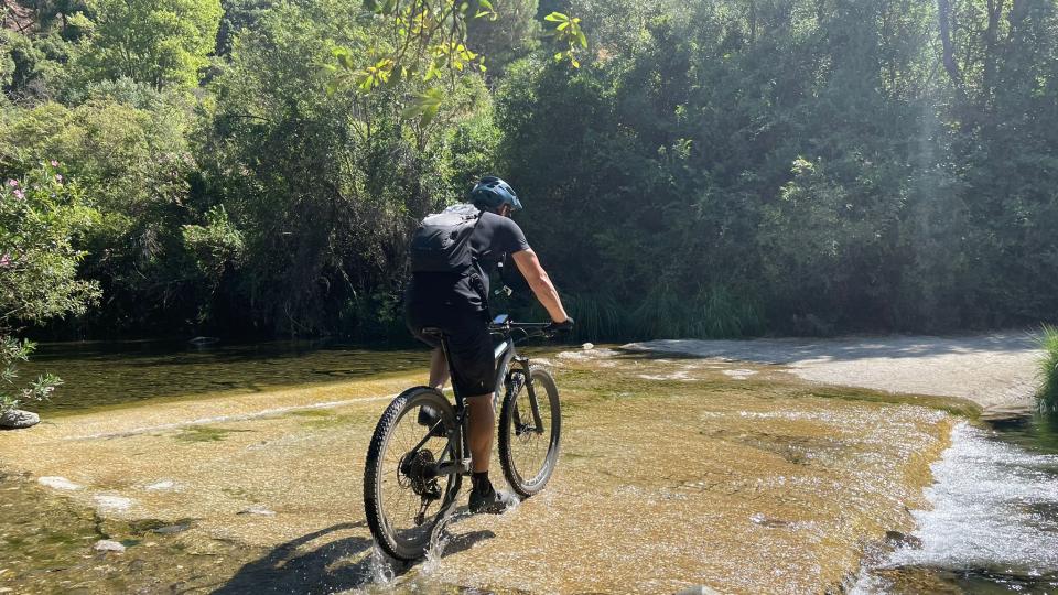 Cruzando el arroyo que alimenta el lago de Istán Cruzando el arroyo que alimenta el lago de Istán
