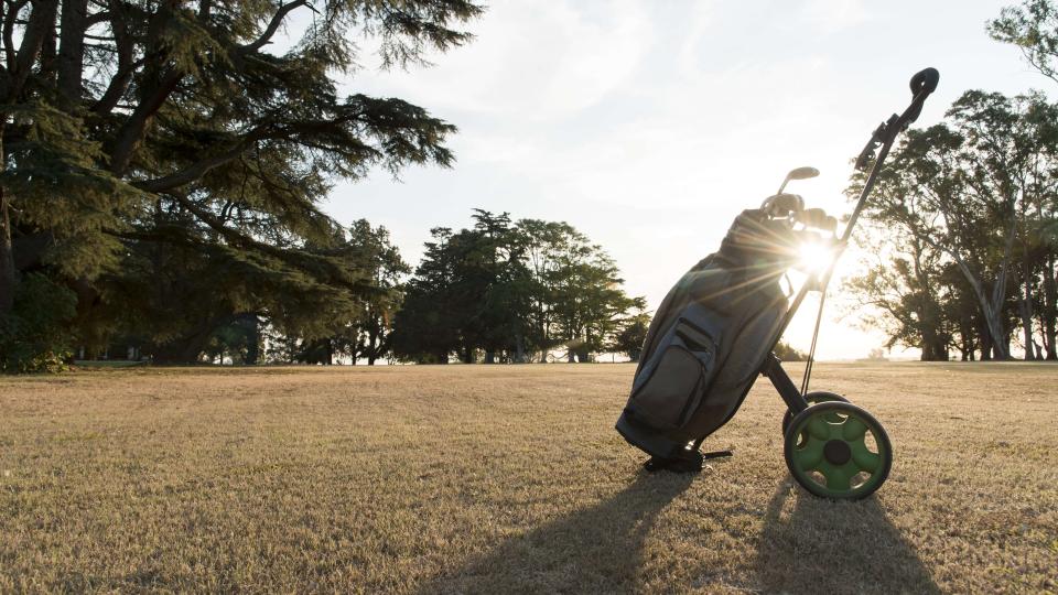 carrito de golf en un campo