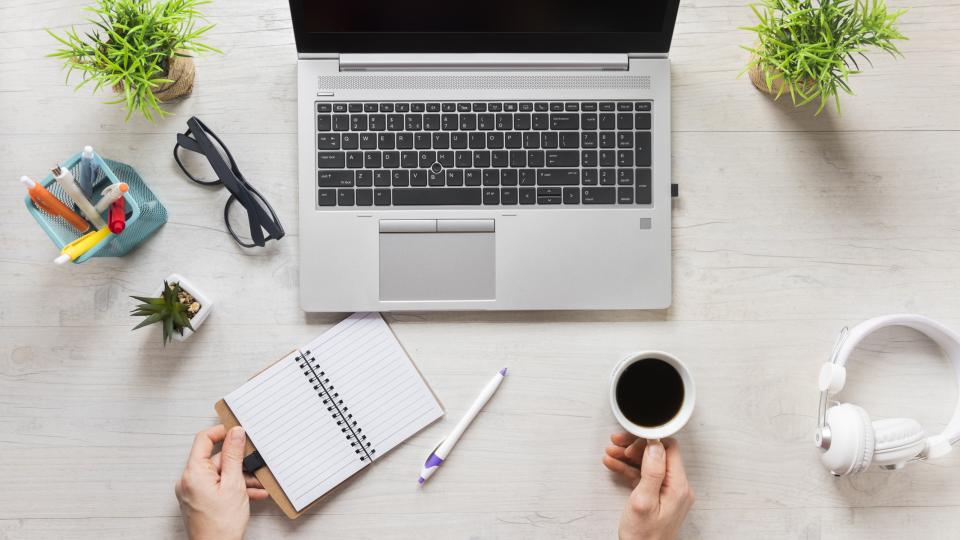 persona trabajando desde casa