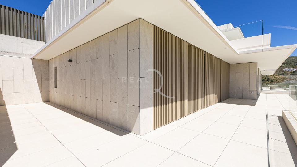 L shape terrrace in front of the bedrooms and living
