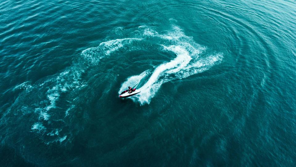 un hombre conduciendo una lancha motora