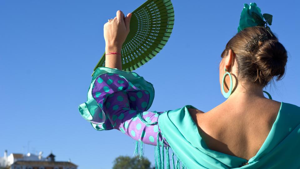 una chica vestida de flamenca