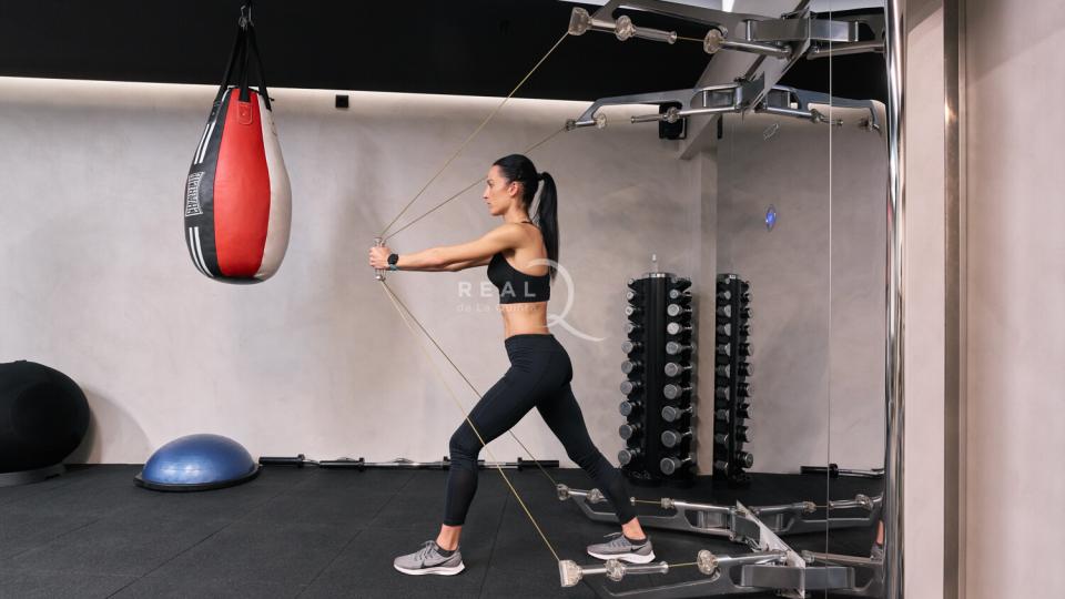 mujer entrenando en un gimnasio