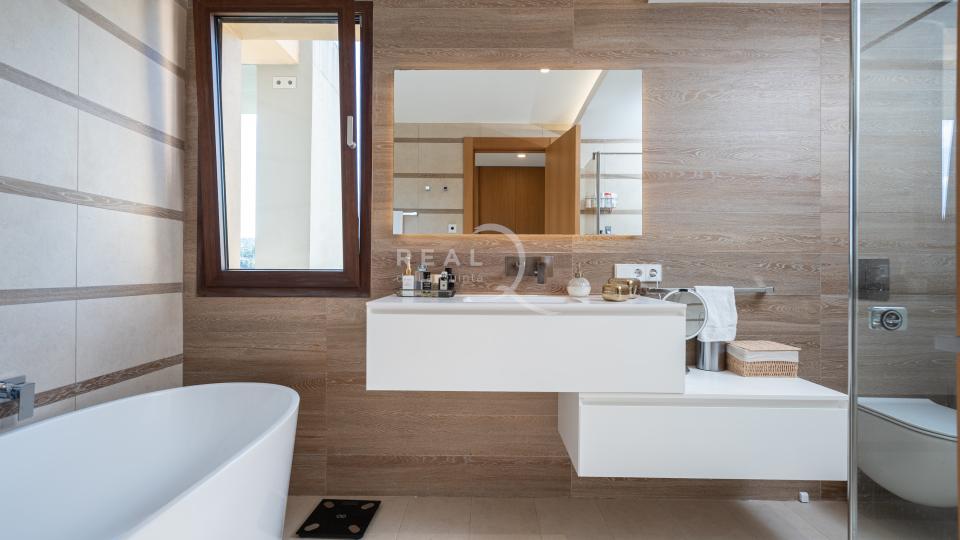 bathroom ensuite in master bedroom