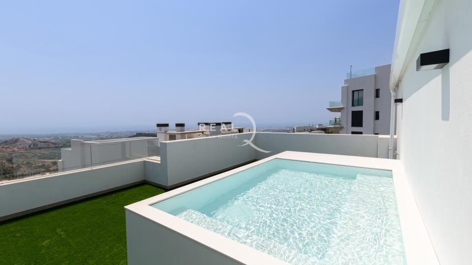 plunge pool on the solarium