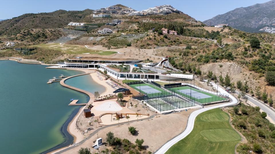 lake, golf, wellness, restaurant etc
