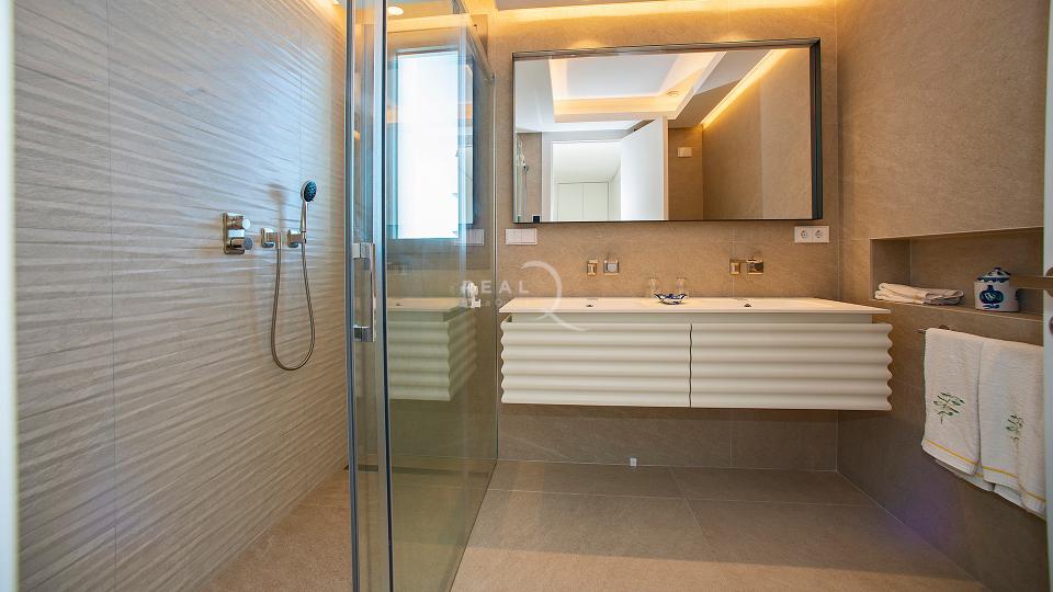 bathroom ensuite in the master bedroom