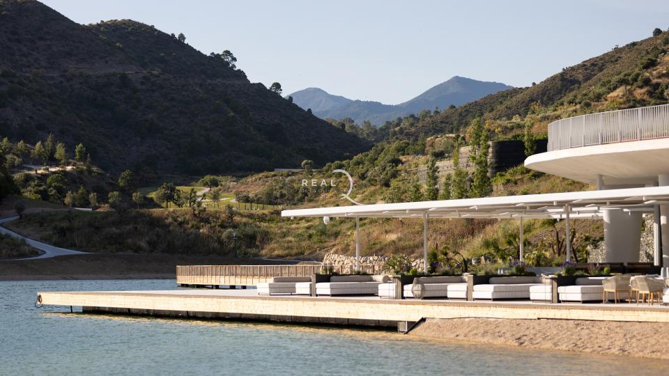 lake, golf, wellness, restaurant etc