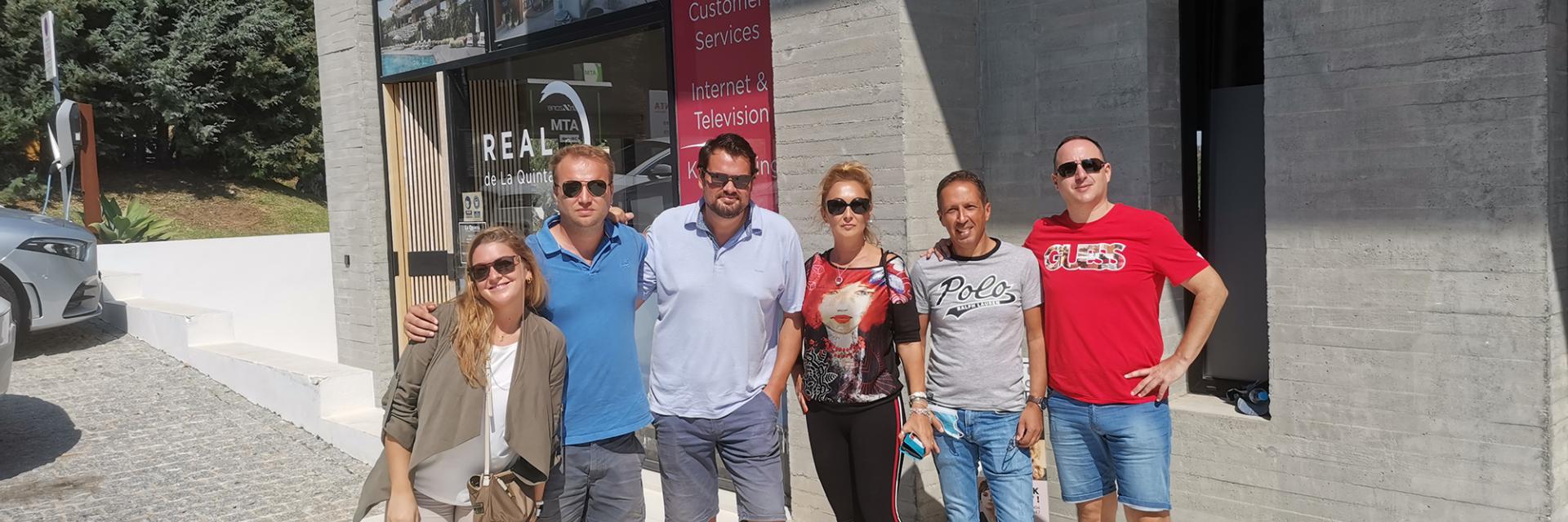 saliendo de las oficinas de real de la quinta