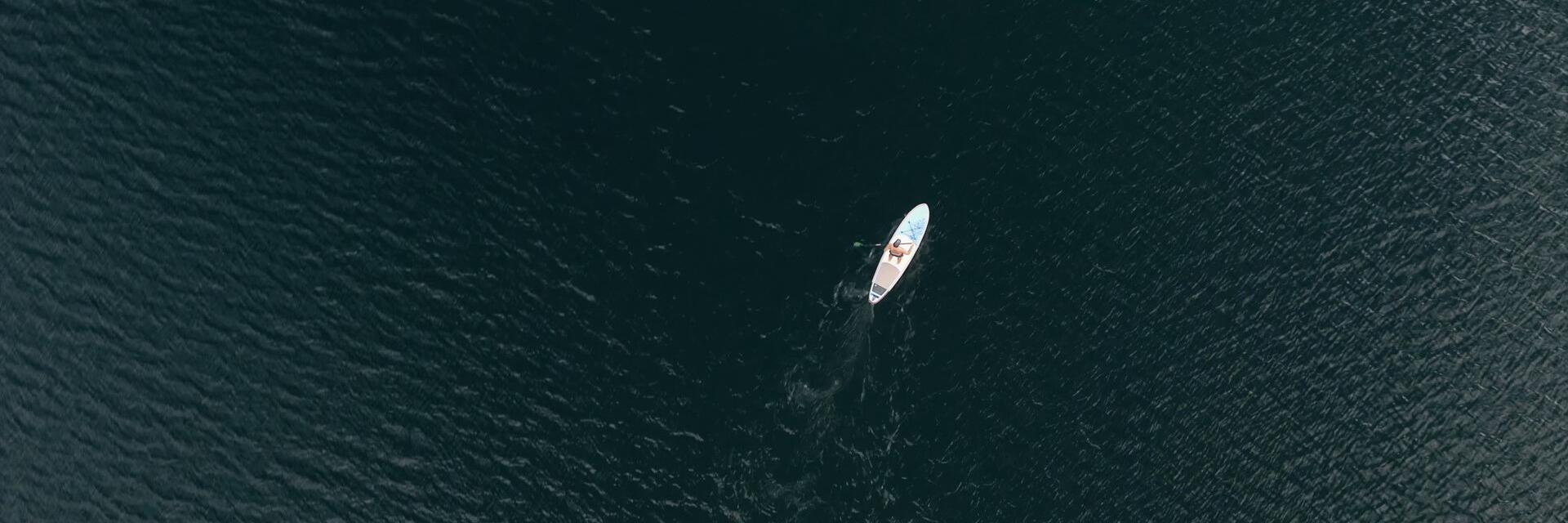 gente haciendo paddle surf