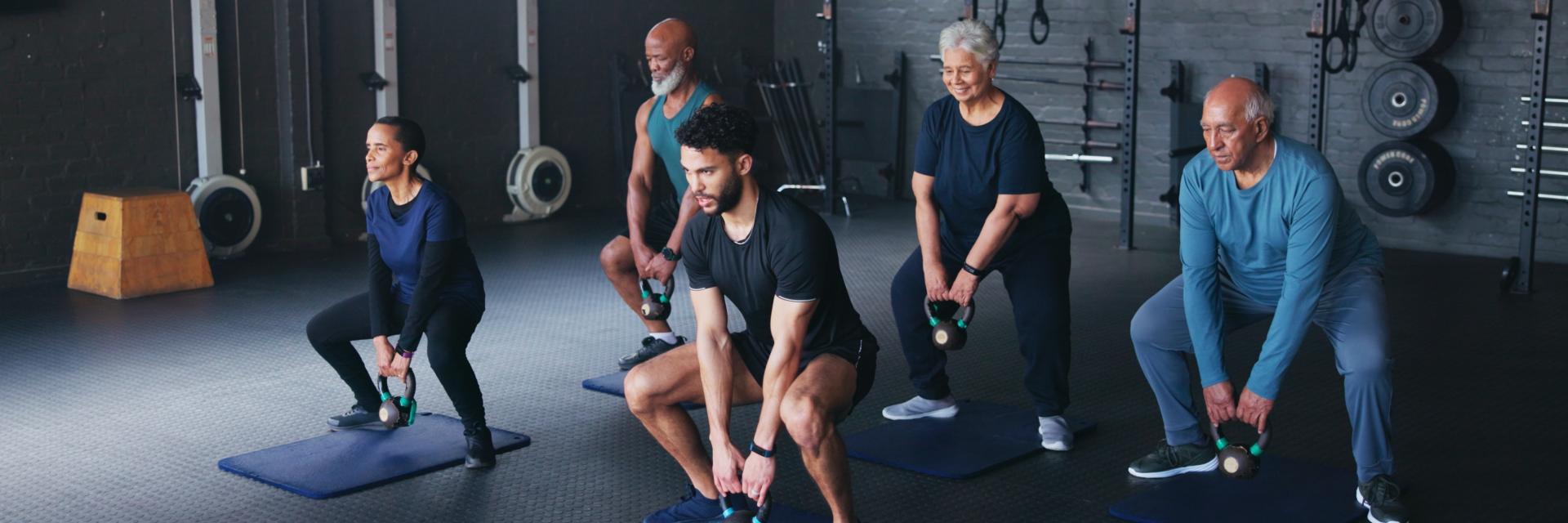 personas mayores entrenando fuerza