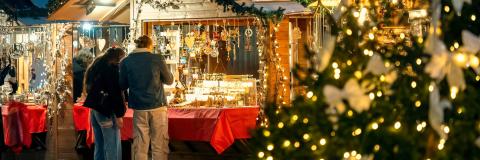 pareja en un mercadillo navideño