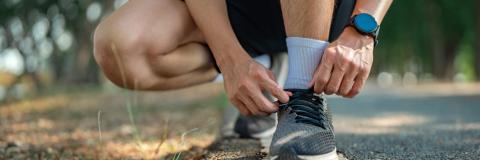 chico preparandose para correr