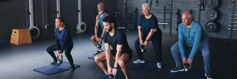 personas mayores entrenando fuerza