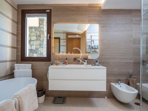 bathroom ensuite in the master